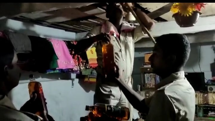 जमशेदपुर में उत्पाद विभाग का छापा, भारी मात्रा में देशी-विदेशी शराब बरामद, तीन गिरफ्तार
