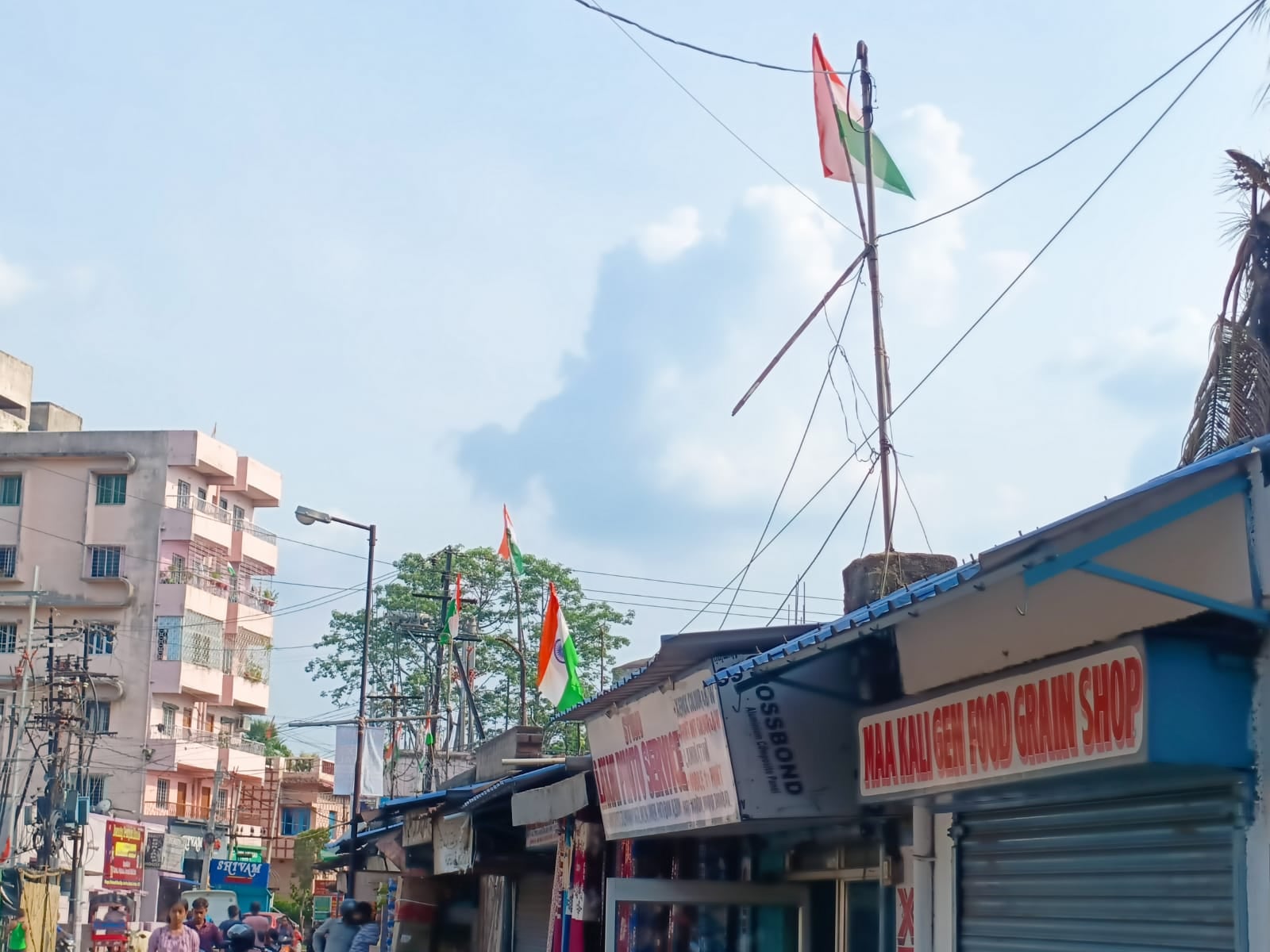 DHANBAD: कई जगह अभी तक टंगे हैं राष्ट्रीय ध्वज, अब सहेज कर रखने की बारी, जानिए कहां कर सकते हैं जमा