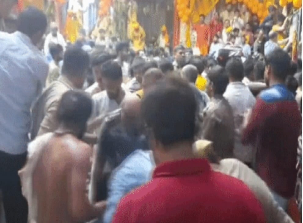 क्यों मची बांके बिहारी मंदिर में भगदड़ जिसने दो श्रद्धालुओं की ली जान,अब क्या कह रही पुलिस, सीएम योगी दुखी