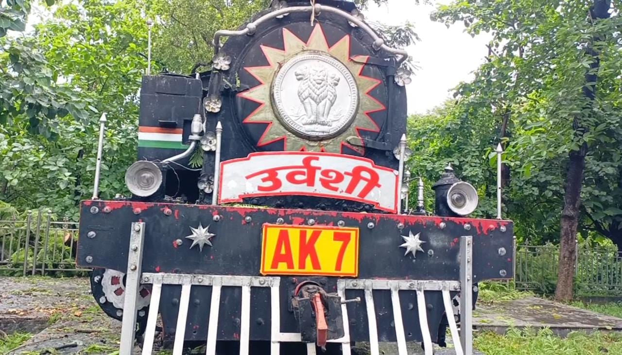 कौन है उर्वशी जिस पर पेड़ गिरने से धनबाद रेल मंडल में मचा हड़कंप, जानिए