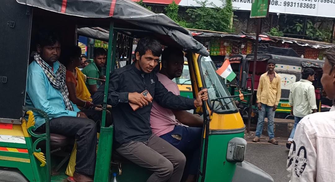 केवल ऑटो और टोटो  ही है धनबाद की सडकों के बादशाह , जाने क्यों