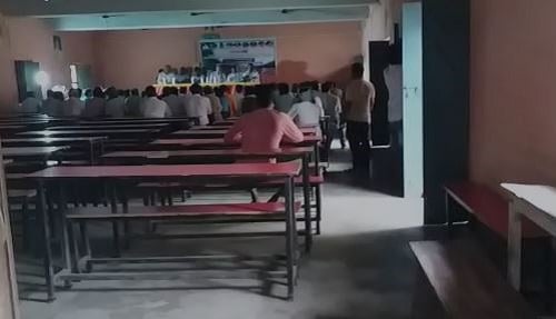 स्कूल में MLC चुनाव की तैयारी, एनाउंसमेन्ट की वजह से बच्चे और शिक्षक दोनों परेशान