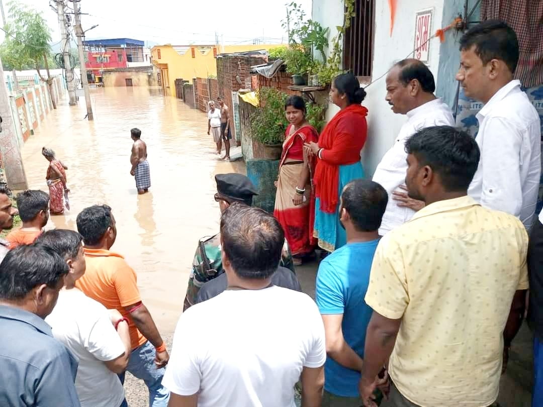 जमशेदपुर: रघुवर दास ने बाढ़ प्रभावित क्षेत्रों का किया निरीक्षण