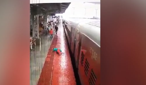Breaking :  ट्रेन से गिरा बच्चा,  RPF जवानों की सूझबूझ से बची जान