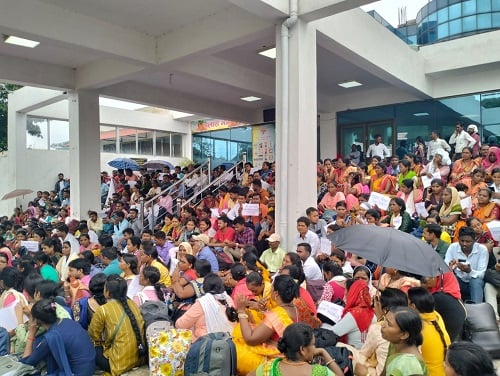 JSLPS कर्मी क्यों दे रहे हैं अनिश्चितकालीन धरना, जानिए विस्तार से