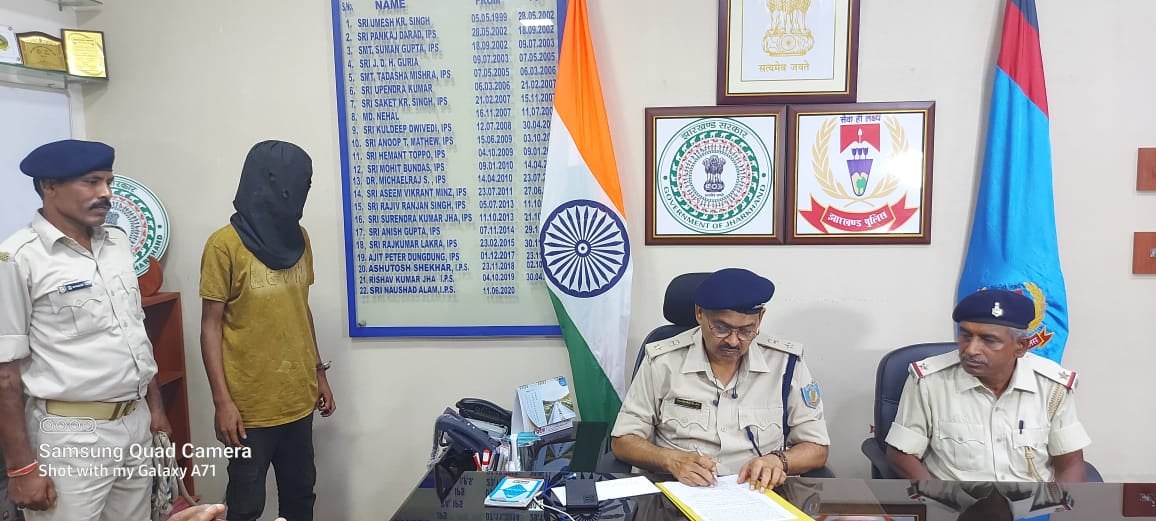 दुकानदार के गल्ले से पैसे लूटने वाले PLFI उग्रवादी को पुलिस ने किया गिरफ्तार, लोगों ने ली राहत की सांस