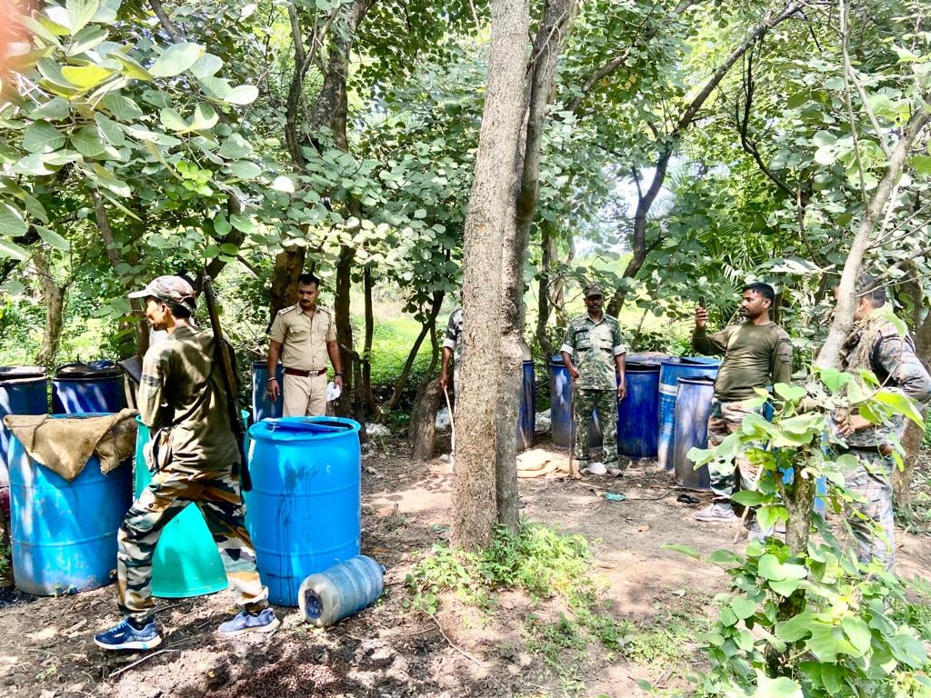 उत्पाद विभाग का छापा,  250 लीटर देशी शराब बरामद, 62 क्विंटल जावा महुआ नष्ट