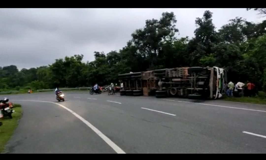 गोविंदपुर से बलियापुर को जाने वाली हीरक सड़क के तीखे मोड़ पर पलटीं दो गाड़ियां
