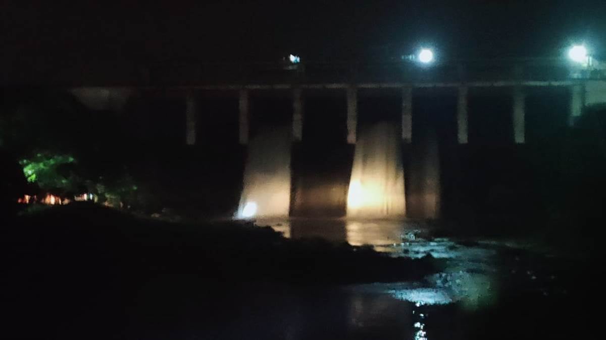 पतरातू डैम का बढ़ा जलस्तर, प्रबंधन ने खोले दो फाटक, लोगों से डैम के पास नहीं जाने की अपील