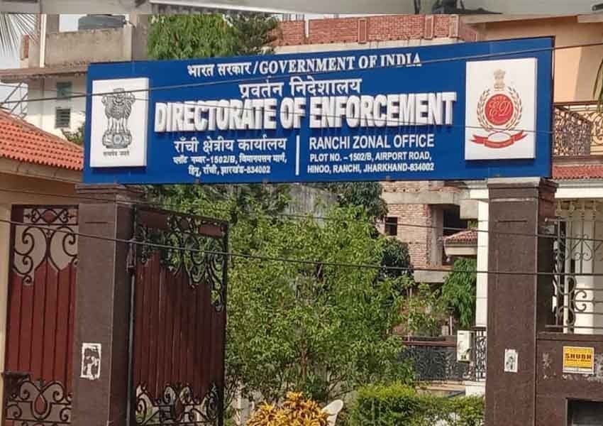 ED की हेमंत सोरेन परिवार के सीए के ठिकानों पर छापेमारी, खंगाले जा रहे कागजात