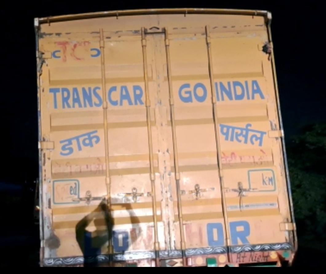 पशु तस्करों का दिमाग तो देखिये -एक तो डाक पार्सल लिखा कंटेनर, साथ में तीन नंबर