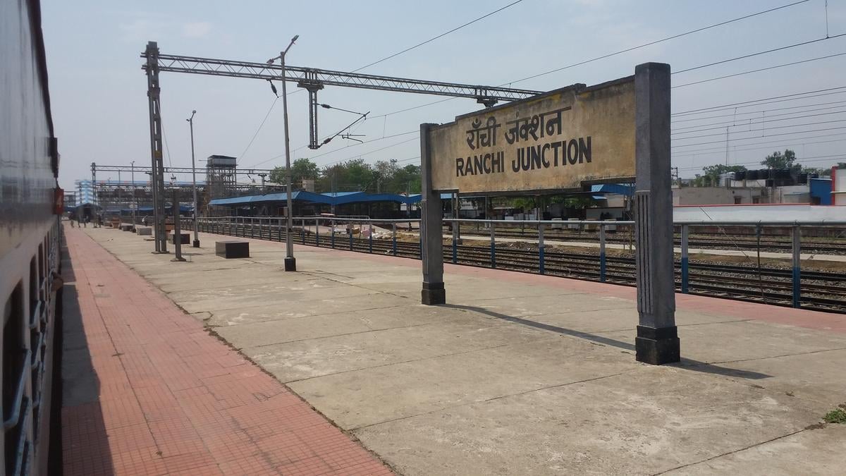 एक्सप्रेस ट्रेन में एसी चालू नहीं होने से परेशान रहे यात्री, किया हंगामा