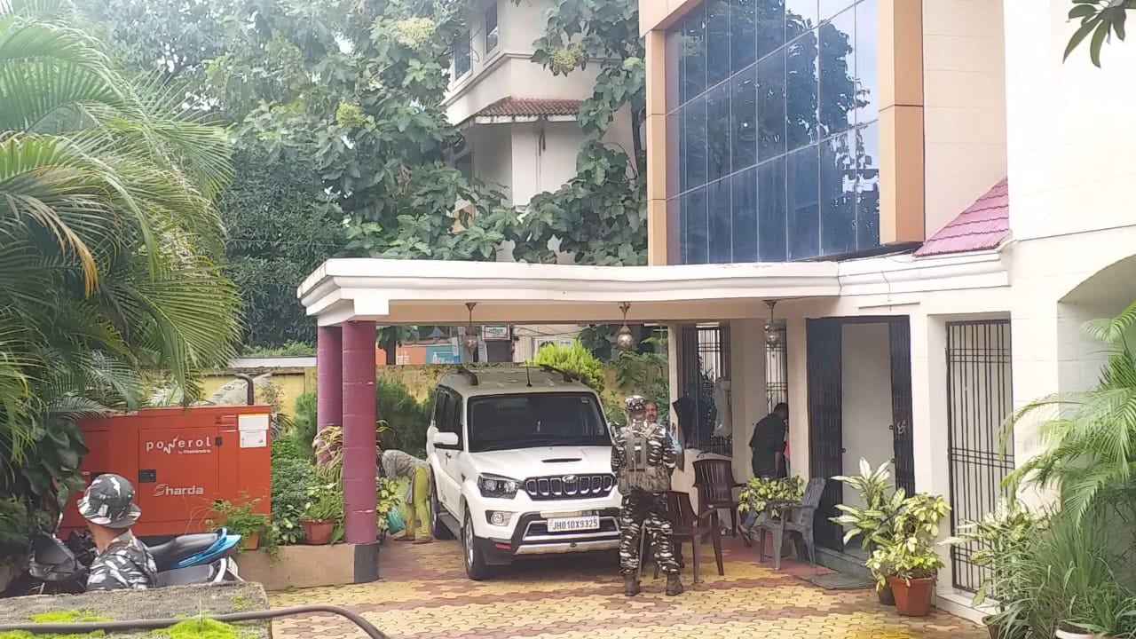 लंबी छापेमारी के बाद सीएम सोरेन के करीबी प्रेम प्रकाश को ED ने किया गिरफ्तार