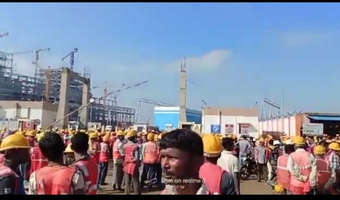 मजदूरों के आंदोलन के बाद आउटसोर्सिंग कंपनी को मिला 2 करोड़ का चेक