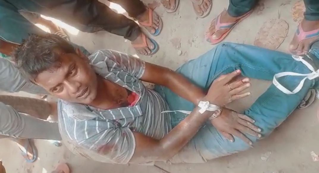 मोतिहारी: बैंक लूट कर भाग रहे अपराधियों को ग्रामीणों ने दौड़ाकर पकड़ा, कुटाई के बाद पुलिस को सौंपा