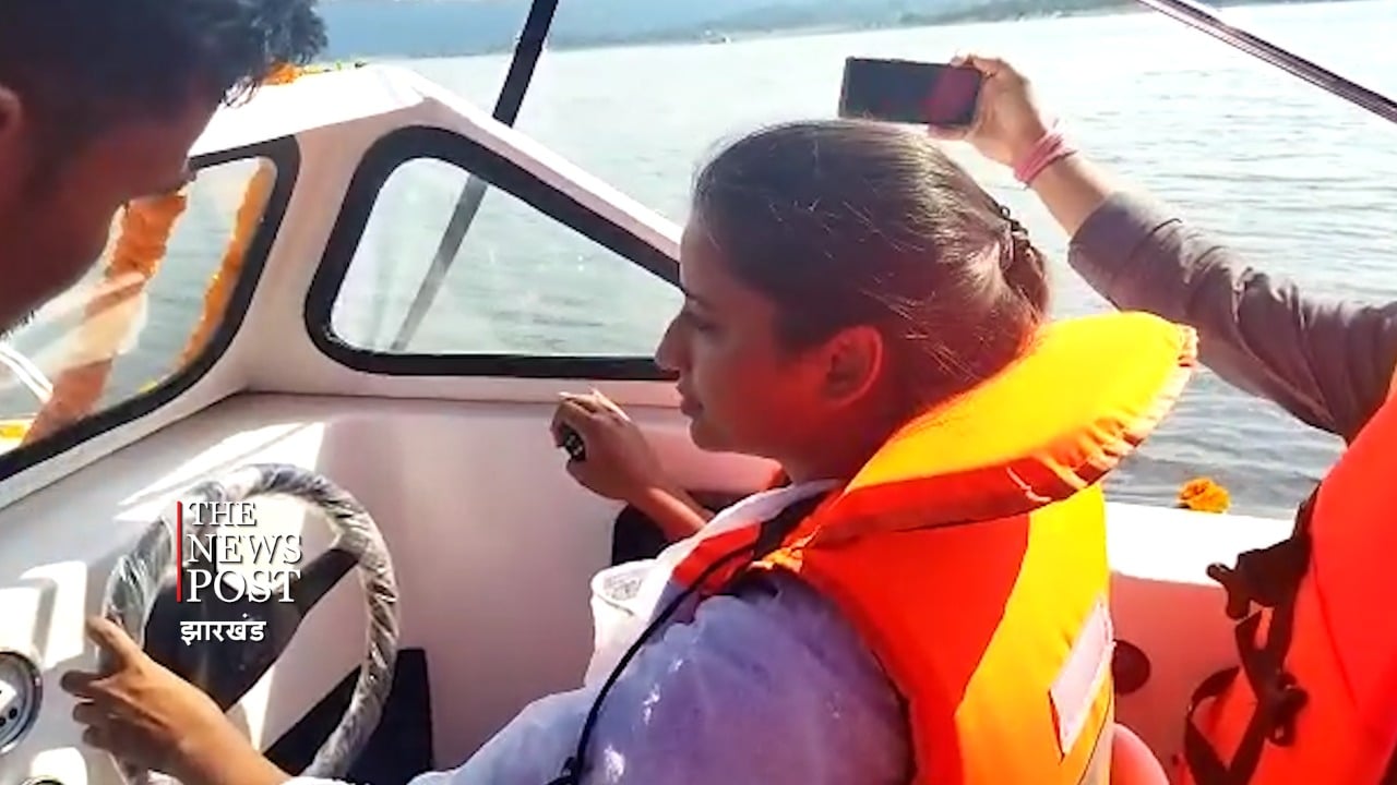 अंबा प्रसाद ने पतरातू डैम में चलाई मोटर बोट, स्टीयरिंग थामते ही स्टार्ट हुई मस्ती की सवारी, देखिए वीडियो