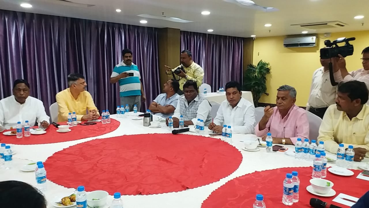 कांग्रेस की आधी रात आपात बैठक,सभी विधायकों को रांची में रहने का निर्देश