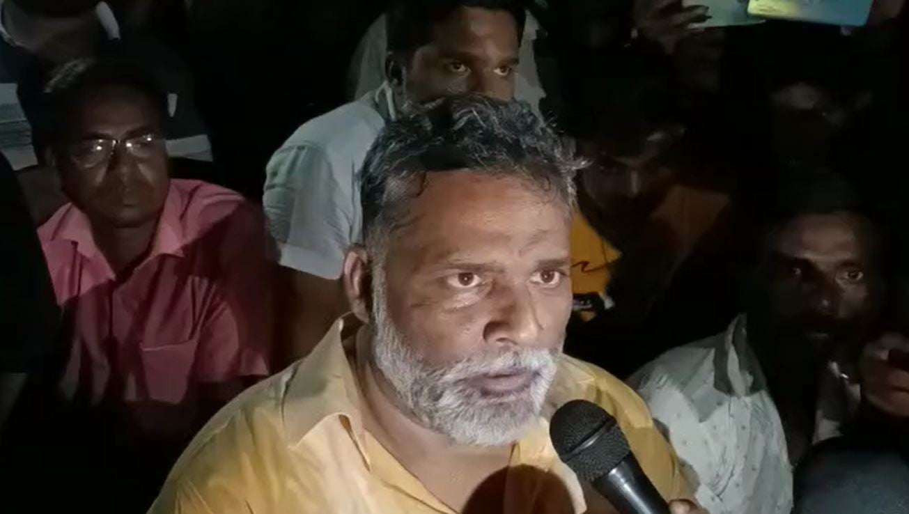 रेप पीड़िता के घर पहुंचे जाप नेता पप्पू यादव, न्याय दिलाने के साथ शादी में हर मदद करने का दिया भरोसा