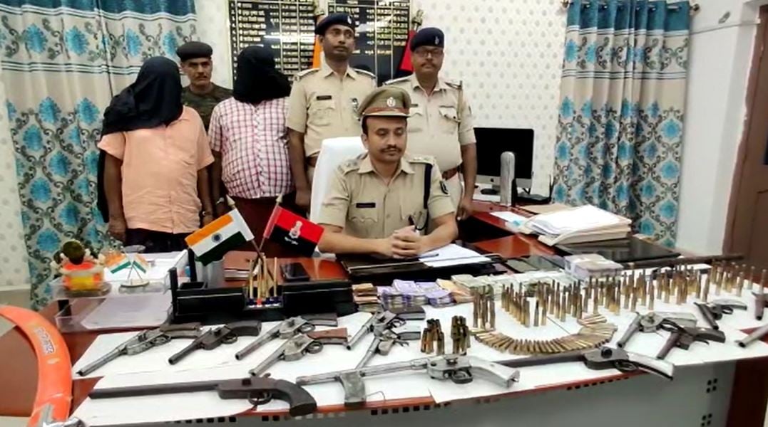 जदयू नेता के घर से मिला हथियार का जखीरा, 4 लाख के अधिक नगदी भी बरामद,  पिता-पुत्र गिरफ्तार