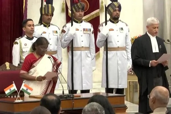 जस्टिस यूयू ललित बने 49वें मुख्य न्यायाधीश, राष्ट्रपति द्रौपदी मुर्मू ने दिलाई शपथ