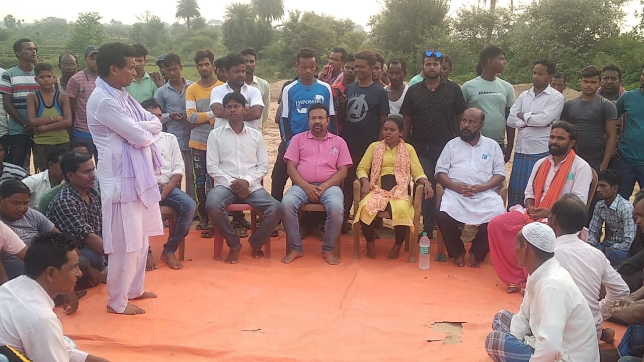 टुंडी का बाजरा बालू घाट भी विवादों में, जानिए ग्रामीणों ने बैठक में क्या लिया निर्णय