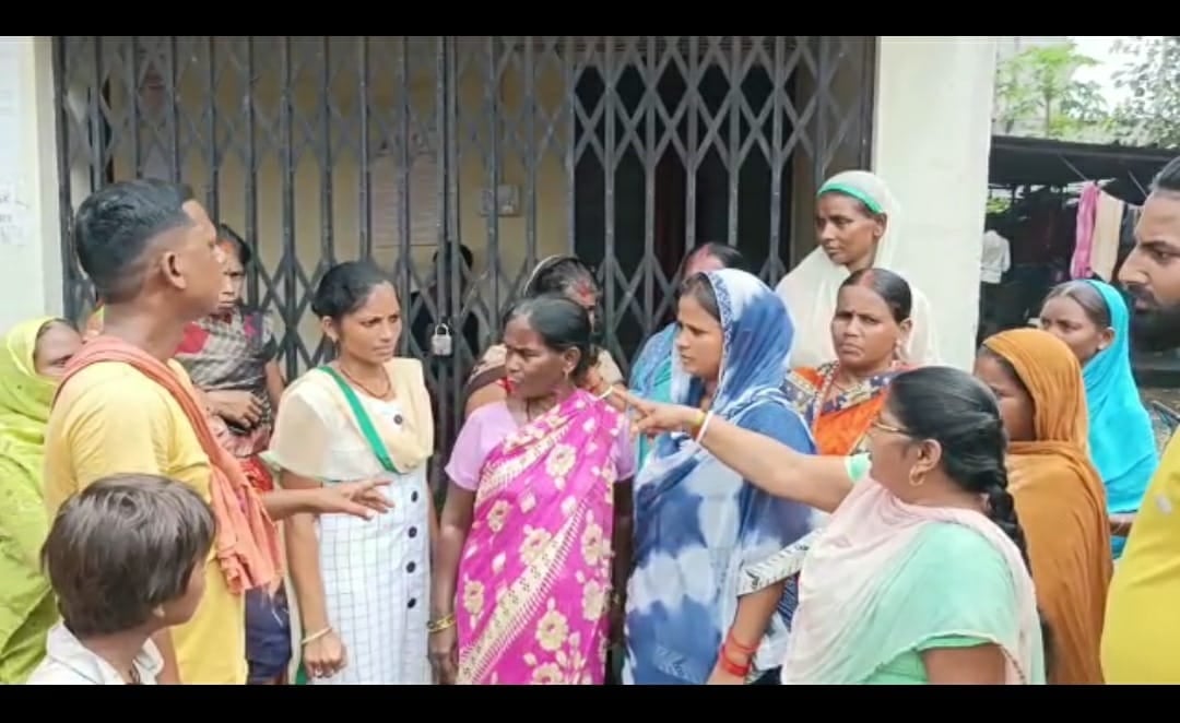 कार्यालय में न तो साहब हैं और ना कोई कर्मचारी, जानिए झरिया के लोगो ने कब कहीं ये बातें