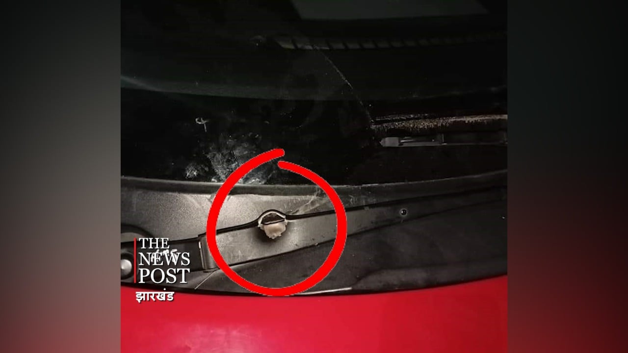 समाजिक कार्यकर्ता पर जानलेवा हमला, कार के वाइपर में फंसी गोली