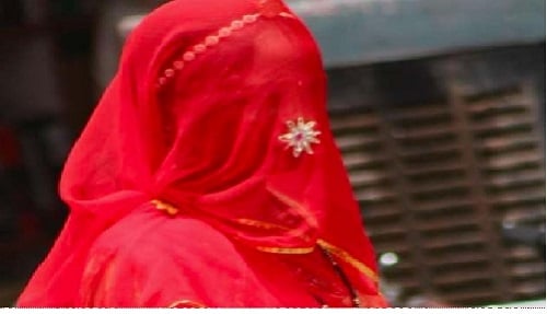 साहब हर महीने पैसा टाइम से थाना पहुंचा देते हैं! जानिये इस महिला ने ऐसा क्यों कहा