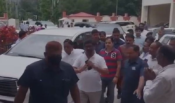 Jharkhand Politics : स्टेट गेस्ट हाउस पहुंचे CM, कांग्रेस प्रभारी अविनाश पांडे से कर रहे मुलाकात