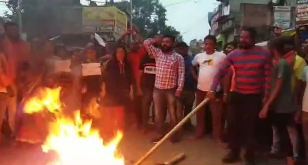 दुमका पेट्रोल कांड: धारा 144 लागू होने के बावजूद सड़क पर उतरे लोग, सीएम और आरोपी का किया पुतला दहन