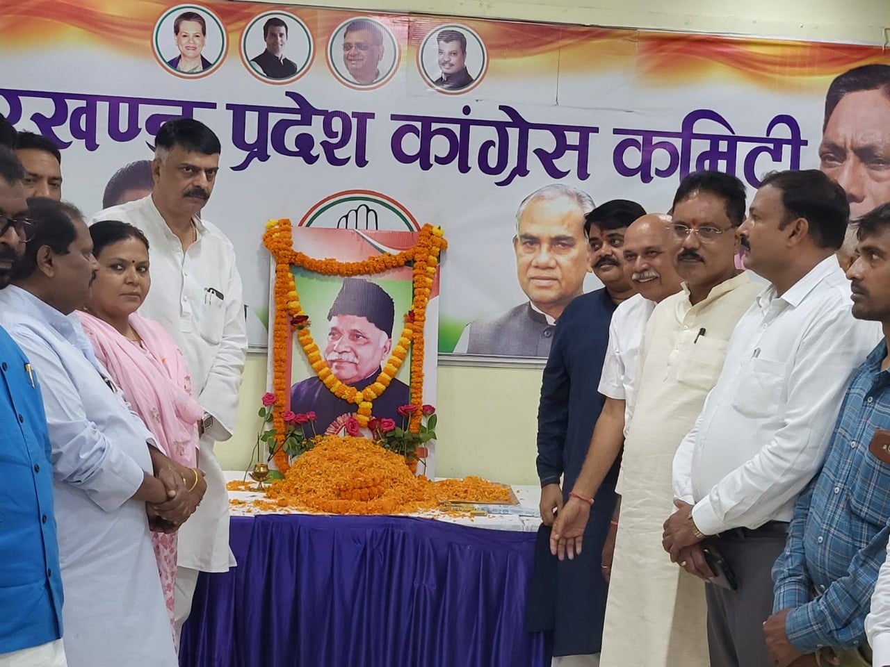 कांग्रेस भवन में स्व पीएन सिंह की मनाई गई पुण्यतिथि, उनके व्यक्तित्व और कृतज्ञता पर हुई चर्चा