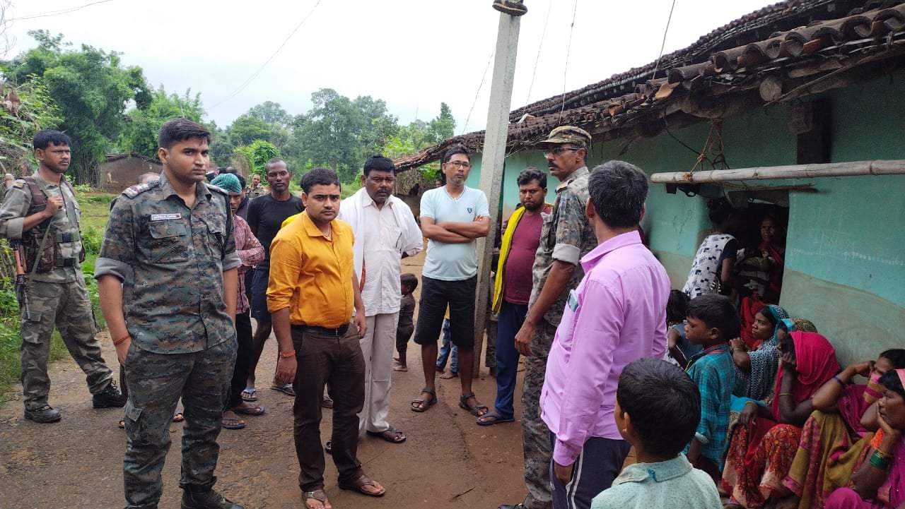 लातेहार में एक परिवार के तीन लोगों की एक साथ निकली अर्थी,करंट लगने से मां-पिता,बेटे की मौत