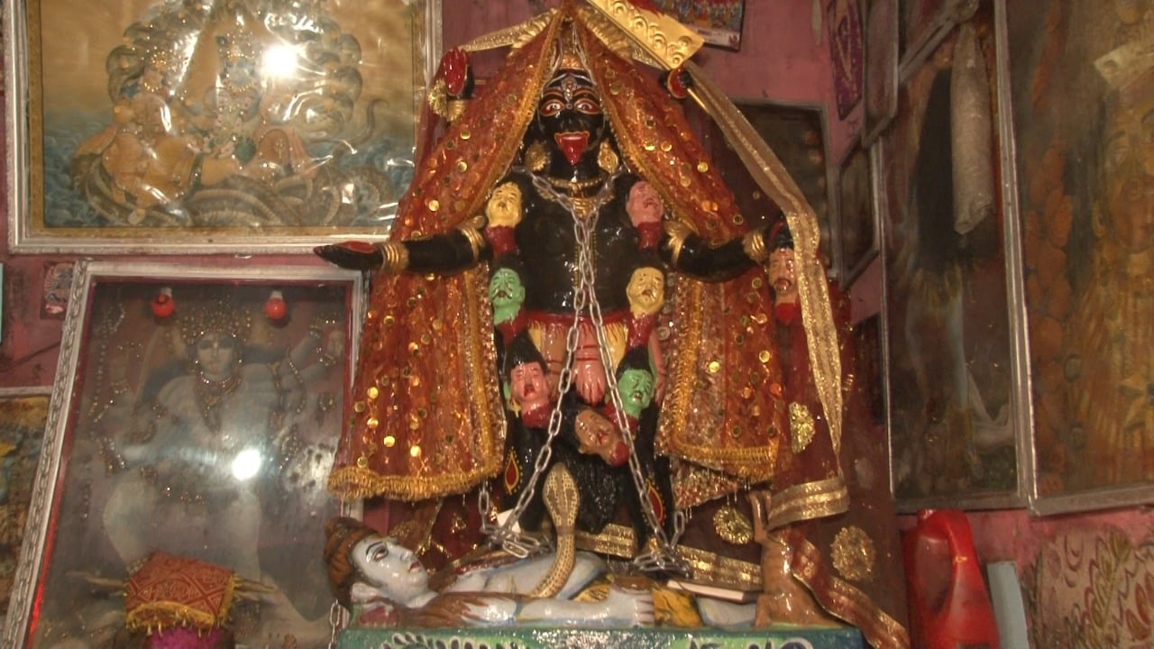 DHANBAD:  चौबीसों घंटे जंजीरों से बंधी रहती है माँ काली, जानिए क्या है इसकी वजह