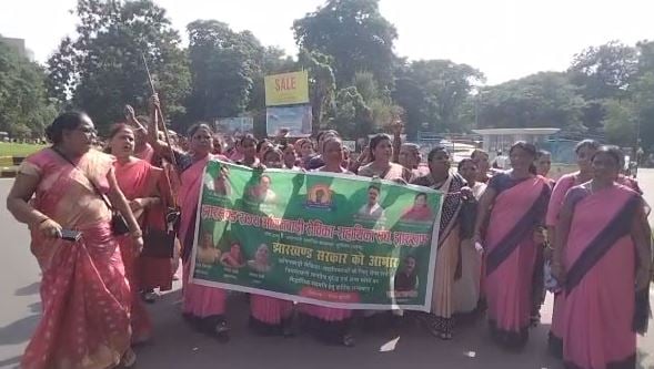 सियासी संकट के बीच सीएम हेमंत सोरेन को मिला आंगनबाड़ी सेविकाओं का साथ, निकाली आभार यात्रा