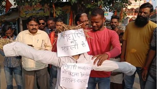 दुमका पेट्रोल कांड की आंच पहुंची लोहरदगा, गुस्साये लोगों ने सीएम से इस्तीफे की मांग की