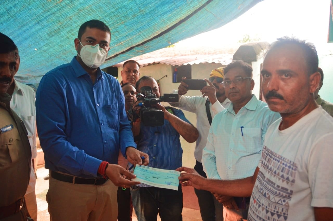 दुमका पेट्रोल कांड: सीएम के निर्देश पर अंकिता के परिजनों को सौंपा गया नौ लाख का चेक