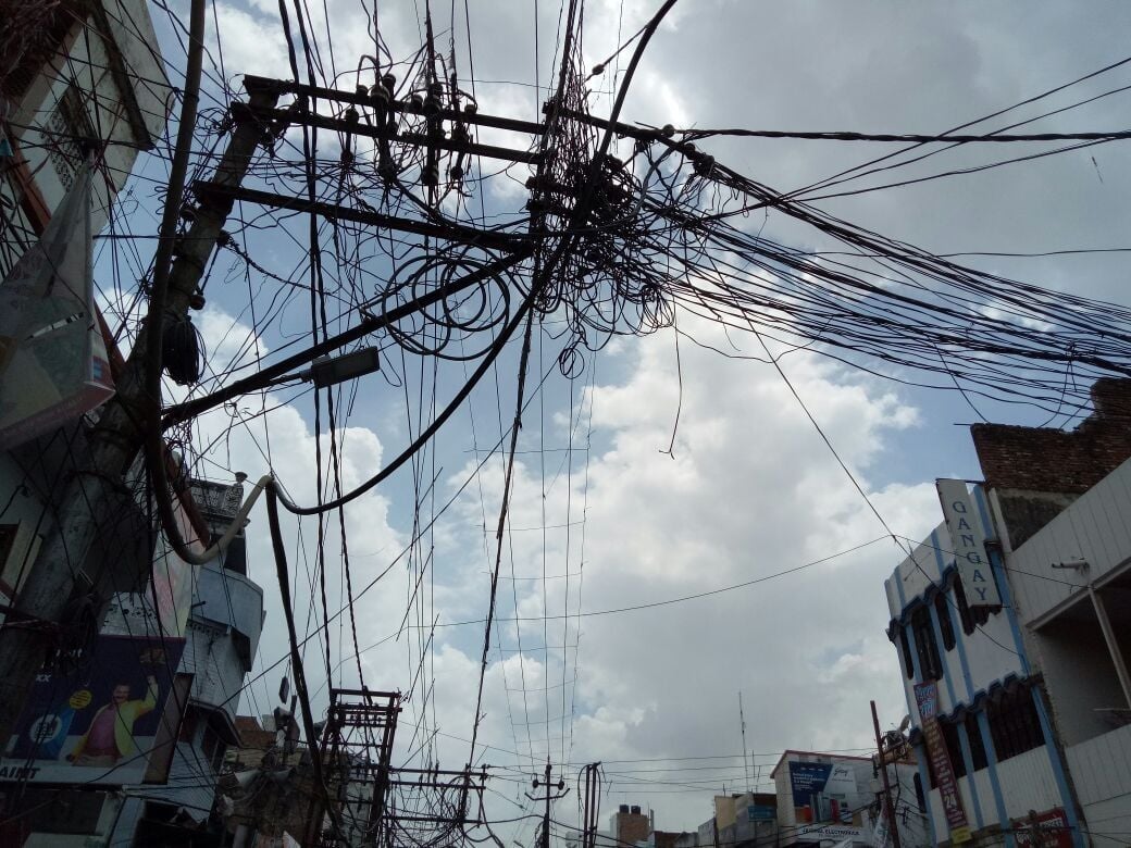 बिजली तार जोड़ने पहुंचे बिजली अधिकारी को ग्रामीणों ने बना लिया बंधक, फिर क्या हुआ पढ़िए