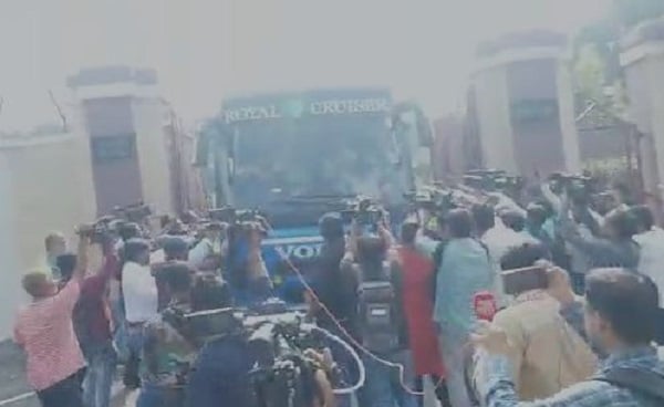 Resort Politics : रांची एयरपोर्ट पहुंचे मुख्यमंत्री समेत यूपीए विधायक,  Indigo के विशेष विमान से जायेंगे रायपुर