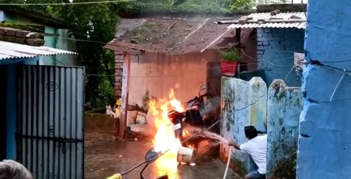 खड़ी बाइक में लगी आग,धू-धू कर जली, मची अफरातफरी