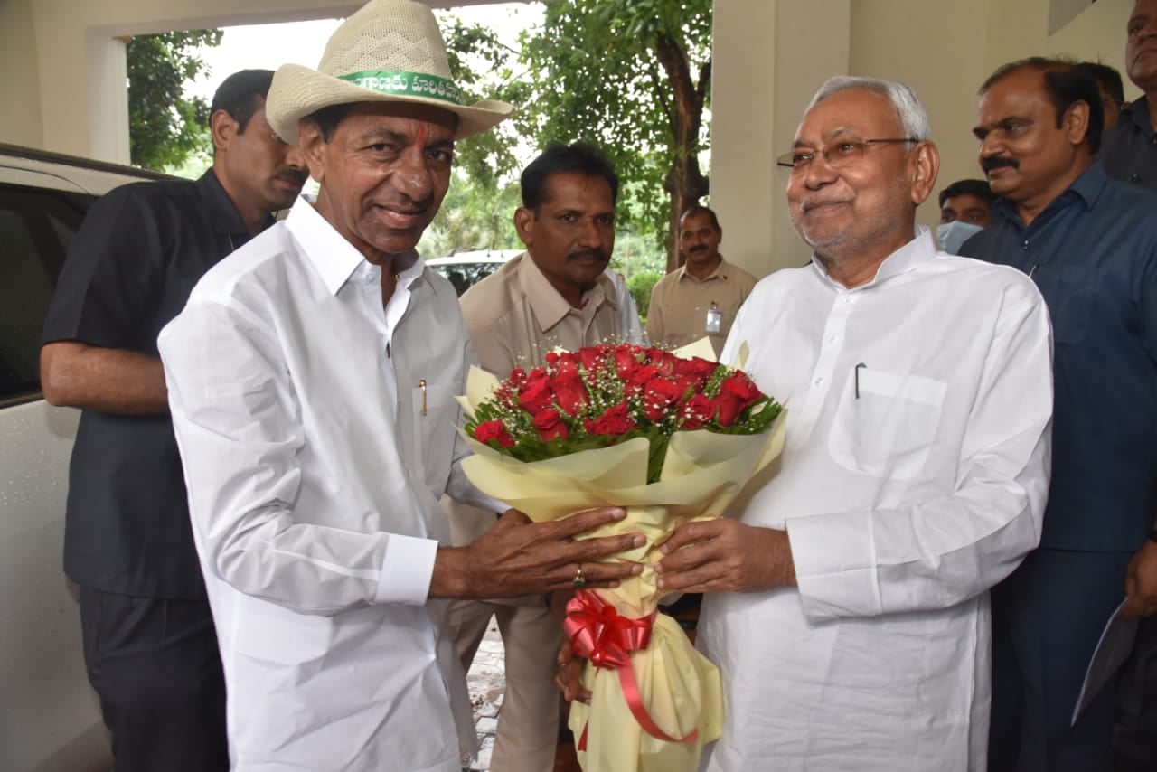 तेलंगाना के सीएम केसीआर पहुंचे पटना, सीएम नीतीश ने किया स्वागत