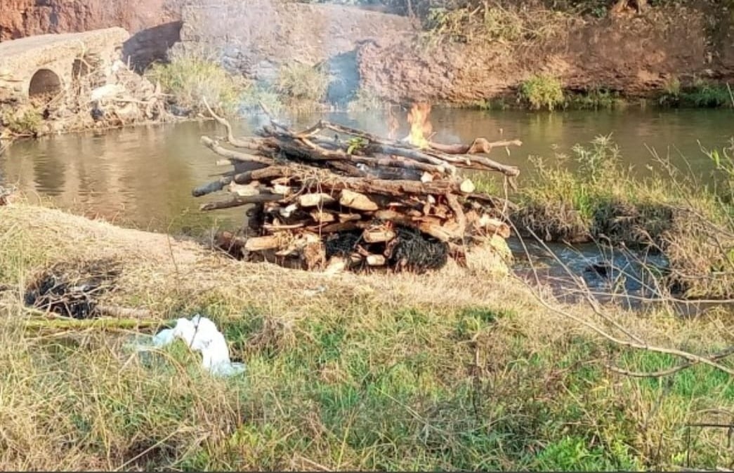 मौत के बाद ठीक से चिता भी नहीं हो रही नसीब, जानिये झारखंड-ओडिशा सीमा की व्यथा