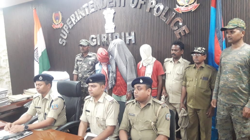 उग्रवादी संगठन के तीन सदस्य हथियार के साथ गिरफ्तार , लूट और लेवी वसूलने की घटना में शामिल थे तीनों