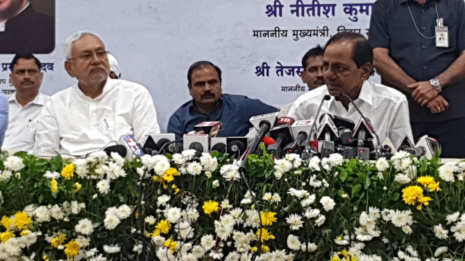 एकजुट हुए केसीआर और नीतीश, केंद्र सरकार पर जमकर बोला हमला, जानिए क्या कहा