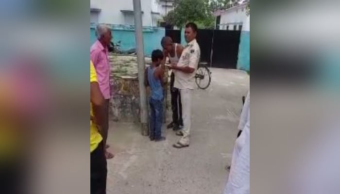 बच्चे को पुलिस वाले ने खंभे से बांध दिया, जानिये इसकी वजह