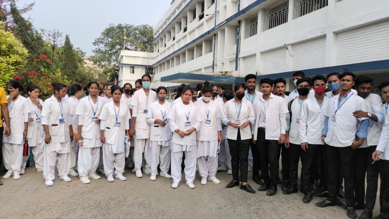 प्रिंसिपल की प्रताड़ना से परेशान हैं GNM की छात्राएं, सिविल सर्जन ने कार्रवाई का दिया भरोसा