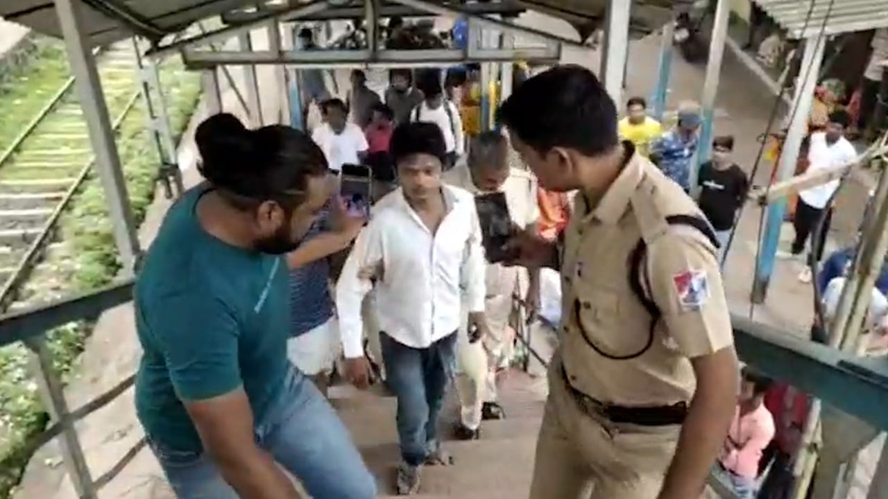 रेल यात्री टिकट के लिए काउंटर खुलने का इंतजार कर रहे थे, रेलकर्मी शराब के नशे में था, फिर क्या हुआ , जानिए