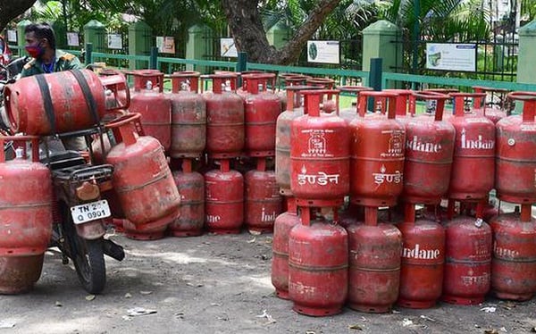 LPG सिलेंडर हुआ सस्ता, लेकिन घरेलू उपभोक्ताओं को नहीं होगा कोई फायदा, समझिये क्यों