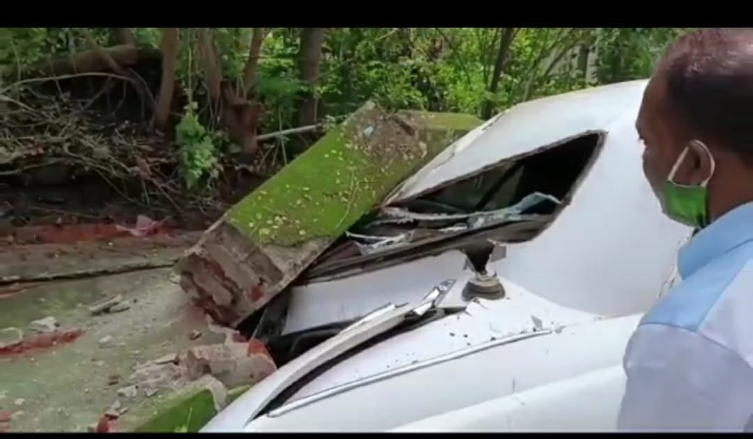 कतरास में भरभरा कर गिरी चहारदीवारी, कई वाहन क्षतिग्रस्त