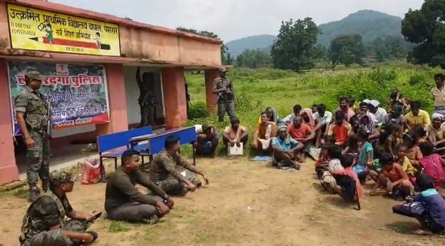 नक्सलियों के खिलाफ छापेमारी अभियान में गांववालों से मिले एसपी, ग्रामीणों ने सुनाई अपनी समस्या