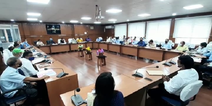 अवैध तरीके से पेड़ों की कटाई और पर्यावरण एक्ट का उल्लंघन करने वालों पर कड़ी कार्रवाई का निर्देश